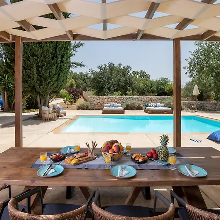 Ellie - Heated Pool, Playground, Garden & Bbq! Villa *