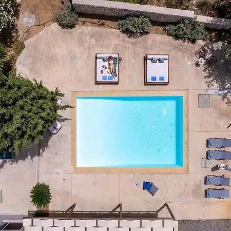 Villa Ellie - Heated Pool, Playground, Garden & Bbq! *