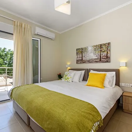 Villa Ellie - Heated Pool, Playground, Garden & Bbq! *