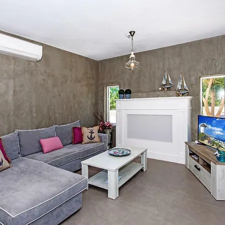 Villa Ellie - Heated Pool, Playground, Garden & Bbq! *