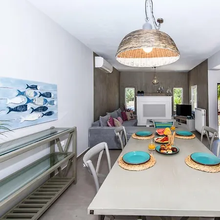 Villa Ellie - Heated Pool, Playground, Garden & Bbq!