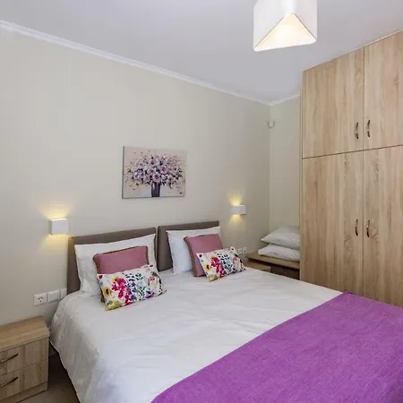 Villa Ellie - Heated Pool, Playground, Garden & Bbq!